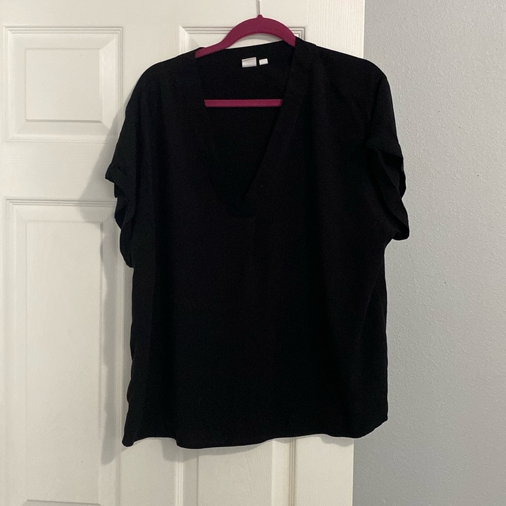 GAP v neck shirt